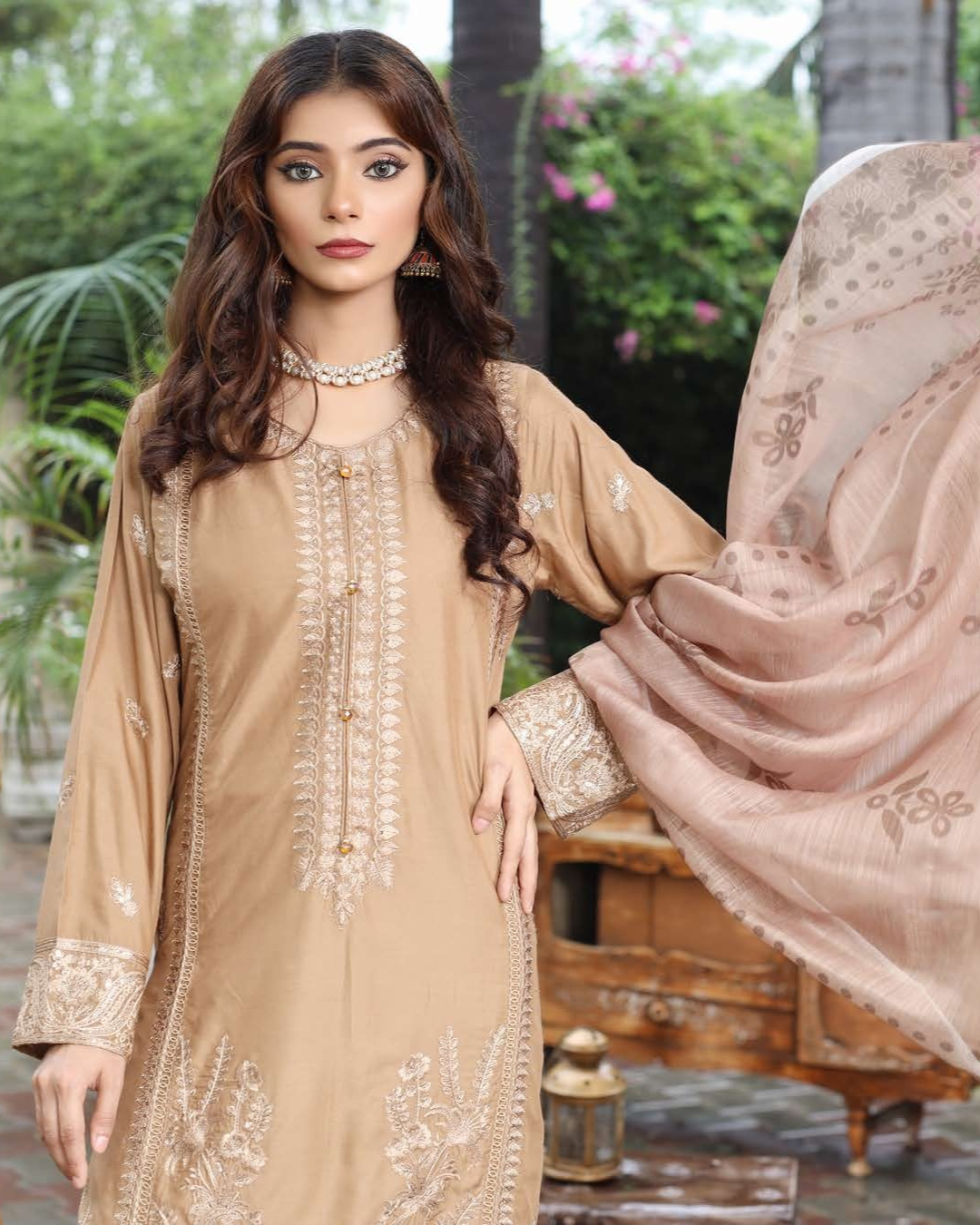 3 Piece Stitched Digital Printed Embroidered Lawn Suit From Zara ’25 Collection – GLAMOUR